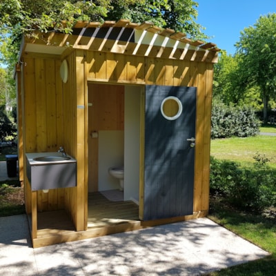 Camping pitch with individual sanitary facilities