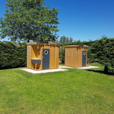 Camping pitch with individual sanitary facilities