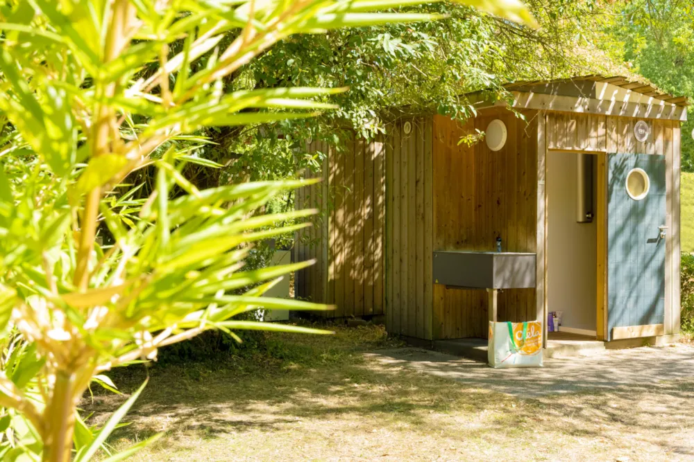 Emplacement - Emplacement Sanitaires Individuels - Camping La Mignardière****