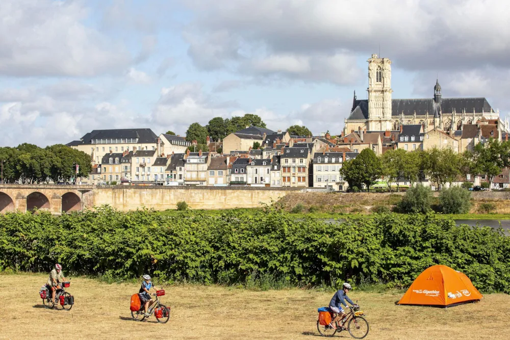 Stellplatz - Fahrrad-/Wanderhalte: Ohne Fahrzeug Und Ohne Strom - Camping de Nevers