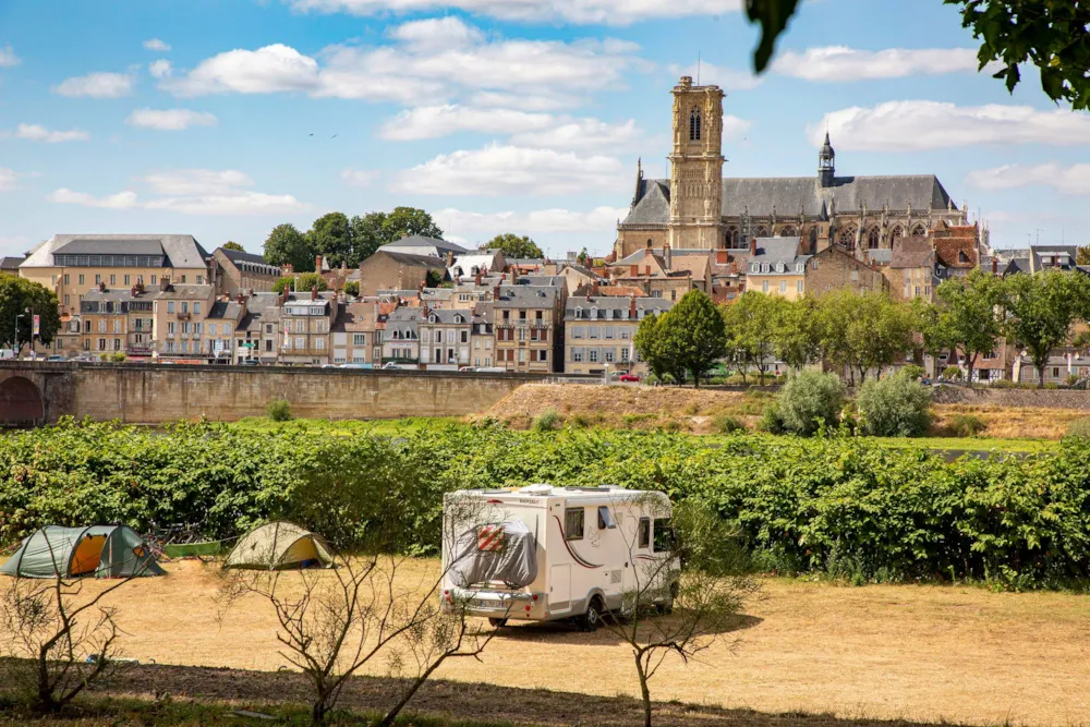 Stellplatz - Komfortpaket, Mit Strom - Camping de Nevers