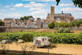 Stellplatz - Komfortpaket, Mit Strom - Camping de Nevers