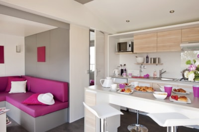 Comfort 2-bedroom mobile home with sea view — 3