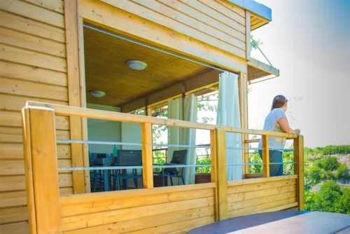 Location - Chalet Premium Les Suites Des Défilés 2Ch - Clim + Tv + Lv + Spa + (Sh) - image n°2 - Camping Le Petit Bois Sites et Paysages