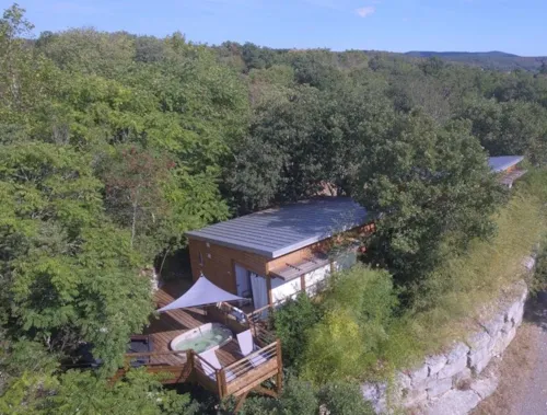 Location - Chalet Premium Les Suites Des Défilés 2Ch - Clim + Tv + Lv + Spa + (Sh) - image n°1 - Camping Le Petit Bois Sites et Paysages