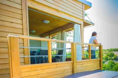 Location - Chalet Premium Les Suites Des Gorges 2Ch - Clim + Tv + Lv + Spa + (Sh) - image n°2 - Camping Le Petit Bois Sites et Paysages