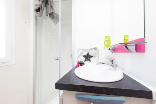 Mietunterkunft - Mobil-Home Premium 2 Schlafzimmer - Klimaanlage+ Spa - image n°8 - Camping Le Petit Bois Sites et Paysages