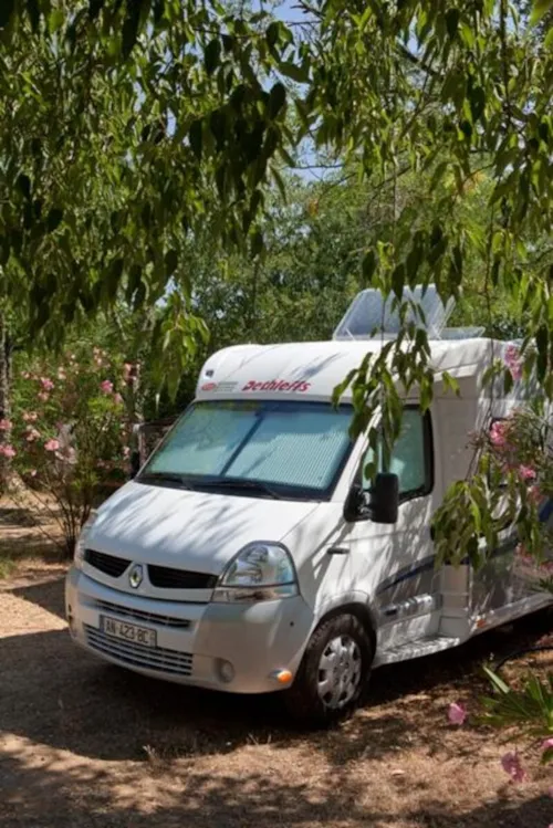 Stellplatz - Stellplatz Confort, Fahrzeug, Strom 10A - image n°2 - Camping Le Petit Bois Sites et Paysages