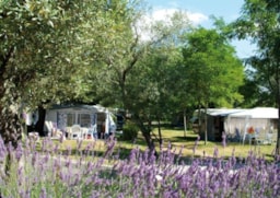 Kampeerplaats(en) - Standplaats Confort, Voertuig, Elektriciteit 10A - Camping Le Petit Bois Sites et Paysages