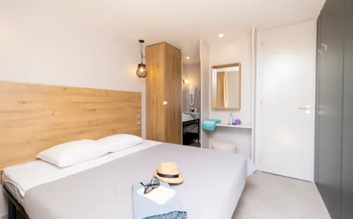 Accommodation - Cottage Privilège Buis 2Ch 2Sdb + Clim - image n°3 - Camping Le Petit Bois Sites et Paysages