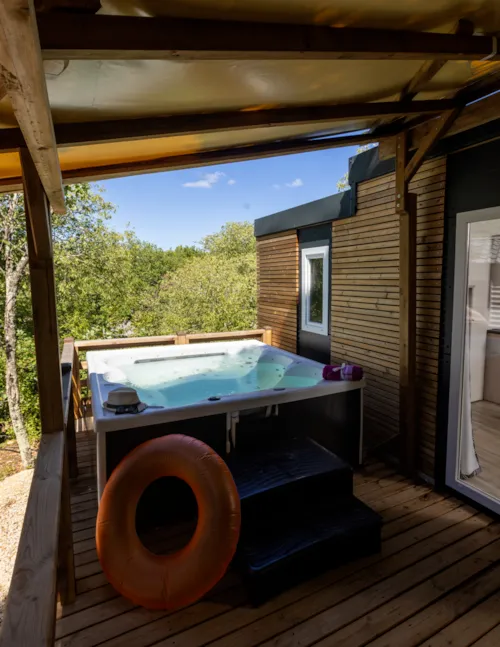 Mietunterkunft - Mobil-Home Premium 2 Schlafzimmer - Klimaanlage+ Spa - image n°2 - Camping Le Petit Bois Sites et Paysages