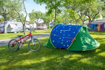 Stellplatz - Gelber Stellplatz  70 Qm. Für Wohnmobil/Wohnwagen/Zelt, Strom 3A (600Watt) - Camping Surabaja-La Playa