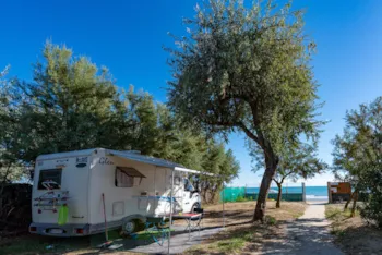 Stellplatz - Roter Stellplatz 65Qm Für  Wohnmobile, Strom 6A (1200 Watt) - Camping Surabaja-La Playa