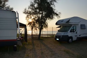 Stellplatz - Goldiger Stellplatz 65Qm Für Wohnmobile, Strom 6A (1200 Watt) - Camping Surabaja-La Playa