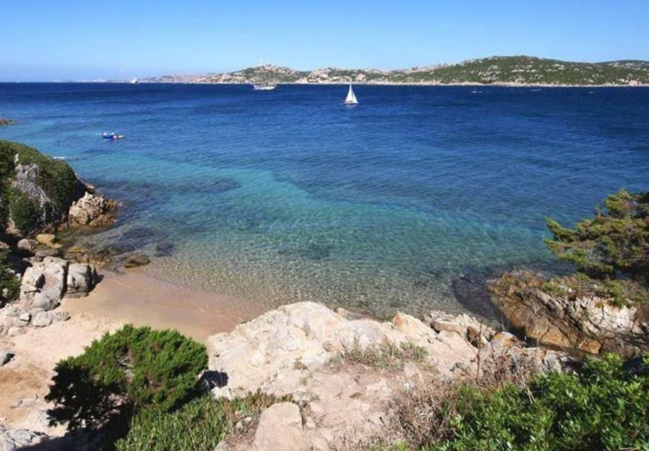 Isola dei Gabbiani - Land of water