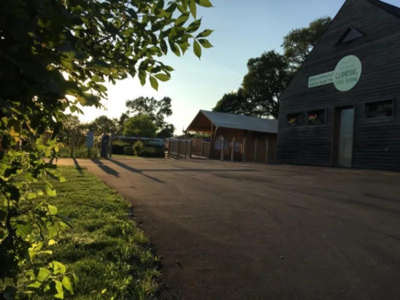 Tente / Caravane / Camping-Car Et 1 Véhicule Sans Électricité