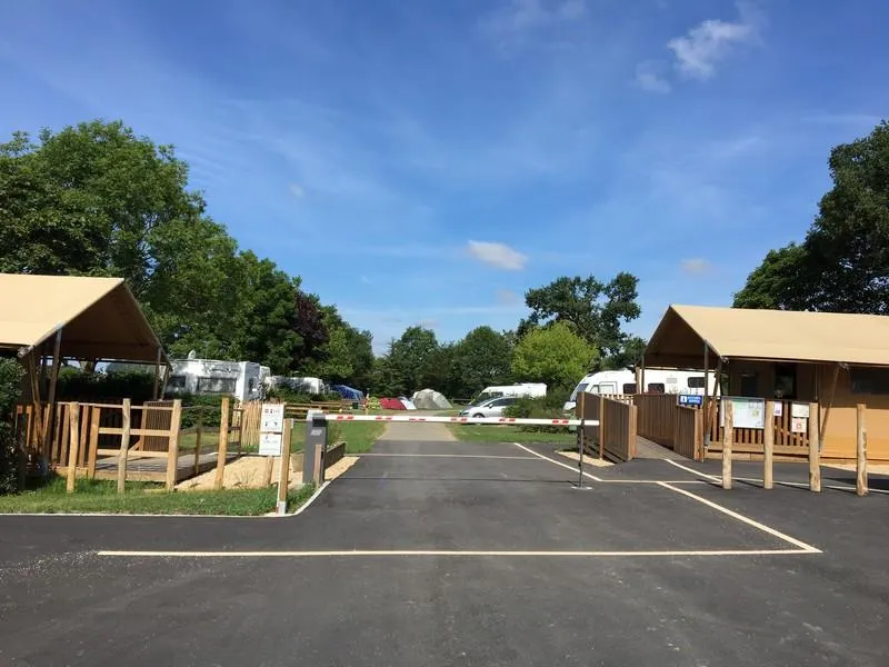 Tente / Caravane / Camping-Car Et 1 Véhicule Sans Électricité