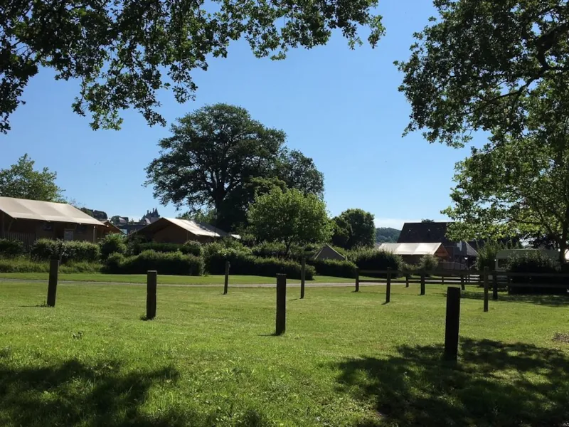 Tente / Caravane / Camping-Car Et 1 Véhicule Sans Électricité