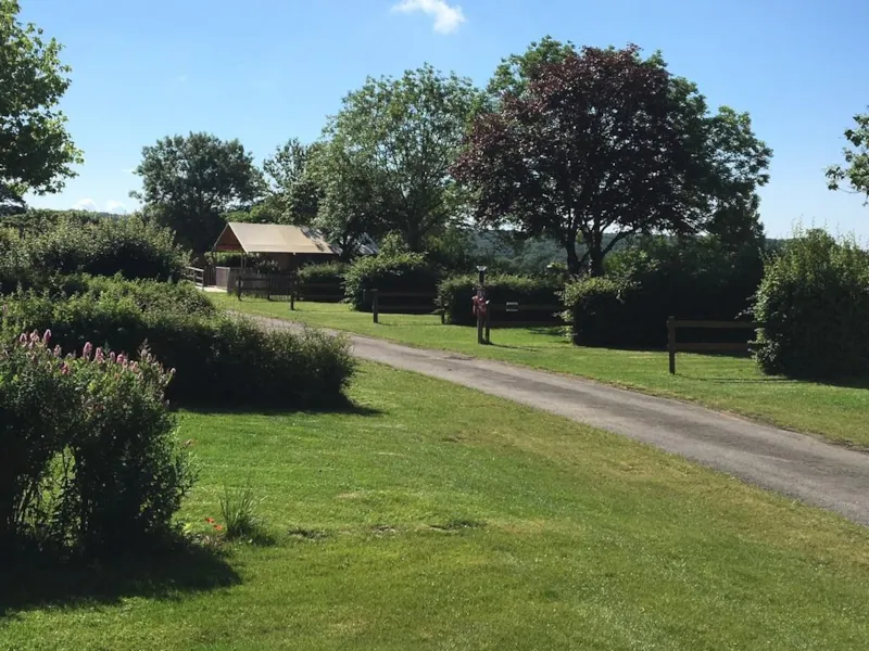 Tente / Caravane / Camping-Car Et 1 Véhicule Sans Électricité