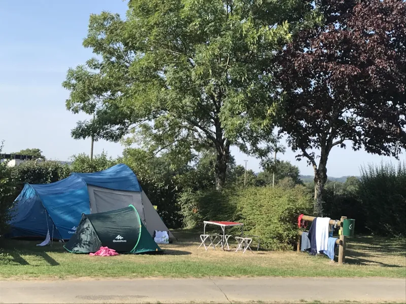 Tente / Camping-Car / Caravane Et 1 Véhicule Avec Électricité
