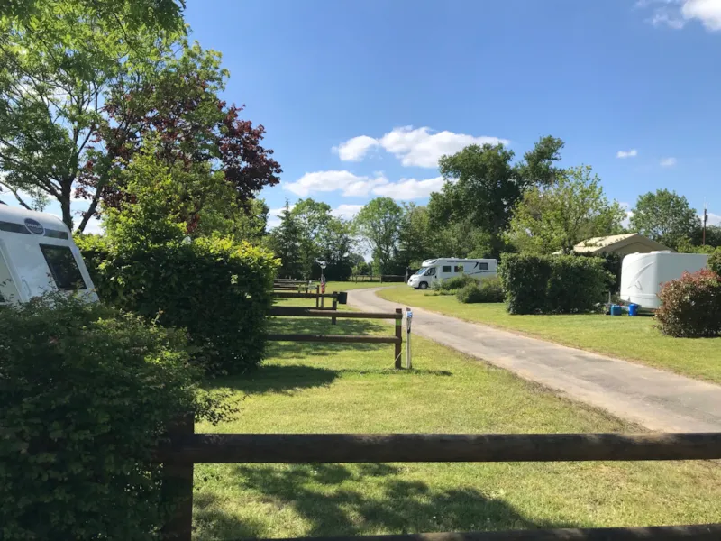 Tente / Caravane / Camping-Car Et 1 Véhicule Sans Électricité