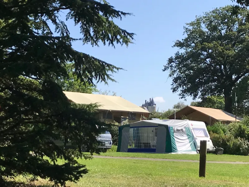 Tente / Camping-Car / Caravane Et 1 Véhicule Avec Électricité