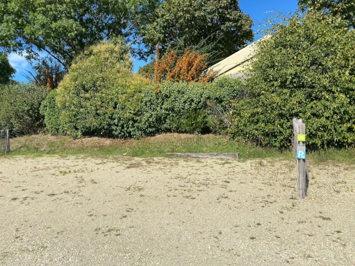 Camping-Car Sans Électricité Sur Parking, Sol Falun