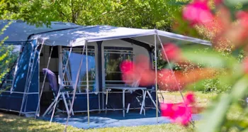 Emplacement - Forfait Confort (Avec Électricité) - Camping Les Vergers de Squividan