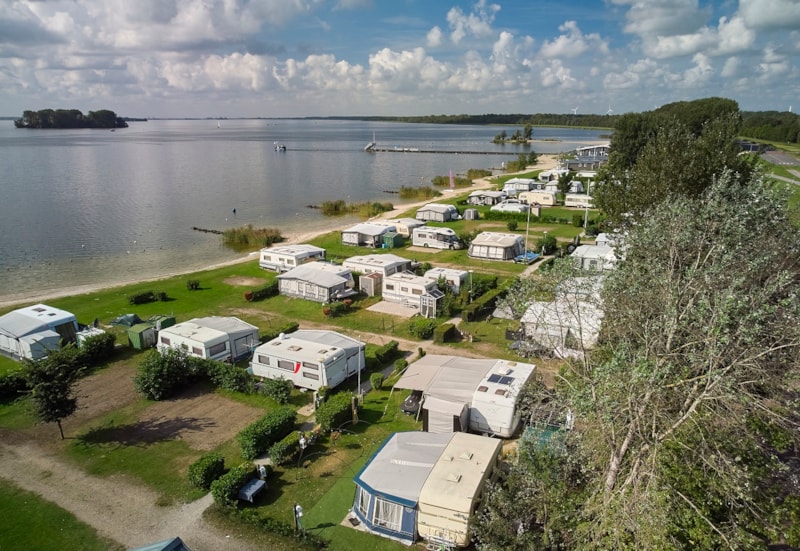 Emplacement : voiture + tente/caravane ou camping-car + électricité