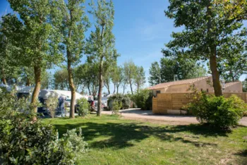 Stellplatz - Plage Clos De Ferrand Stellplatz +/-100M² + 1 Fahrzeug + 10A Strom - Camping Le Serignan Plage Nature