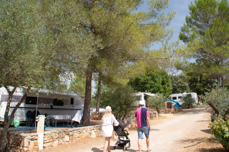 Emplacement Sans Électricité : 1 Voiture + Tente