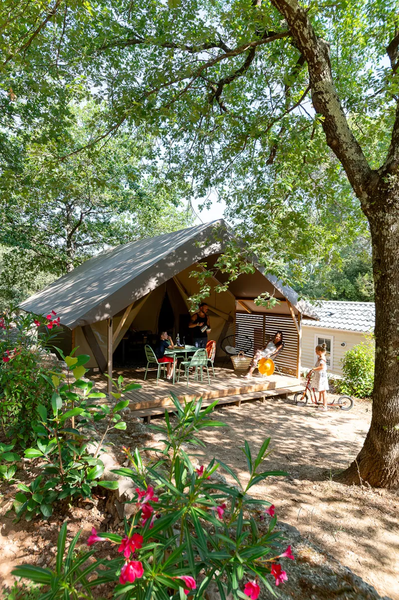 Eco-Lodge "Le Safari"        La Tête Dans La Nature En Famille