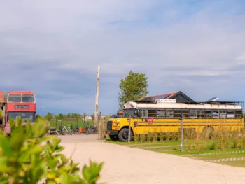 Mietunterkunft - Amerikanischer Schulbus - - Camping De Tulpenweide