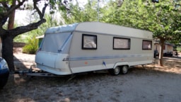 Pitch - Package Caravan + Car + 2 People + Electricity + Animal - Escapade Vacances - Camping Les Cèdres