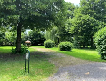 Stellplatz - Stellplatz Confort Zelt Oder Wohnwagen + 1 Auto + Strom - Camping Au Bon Endroit