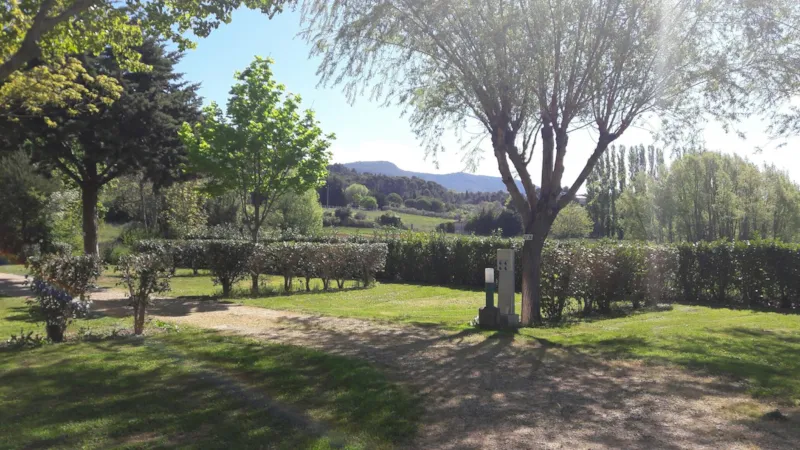 Forfait Standard Emplacement + Électricité 10A, Caravane