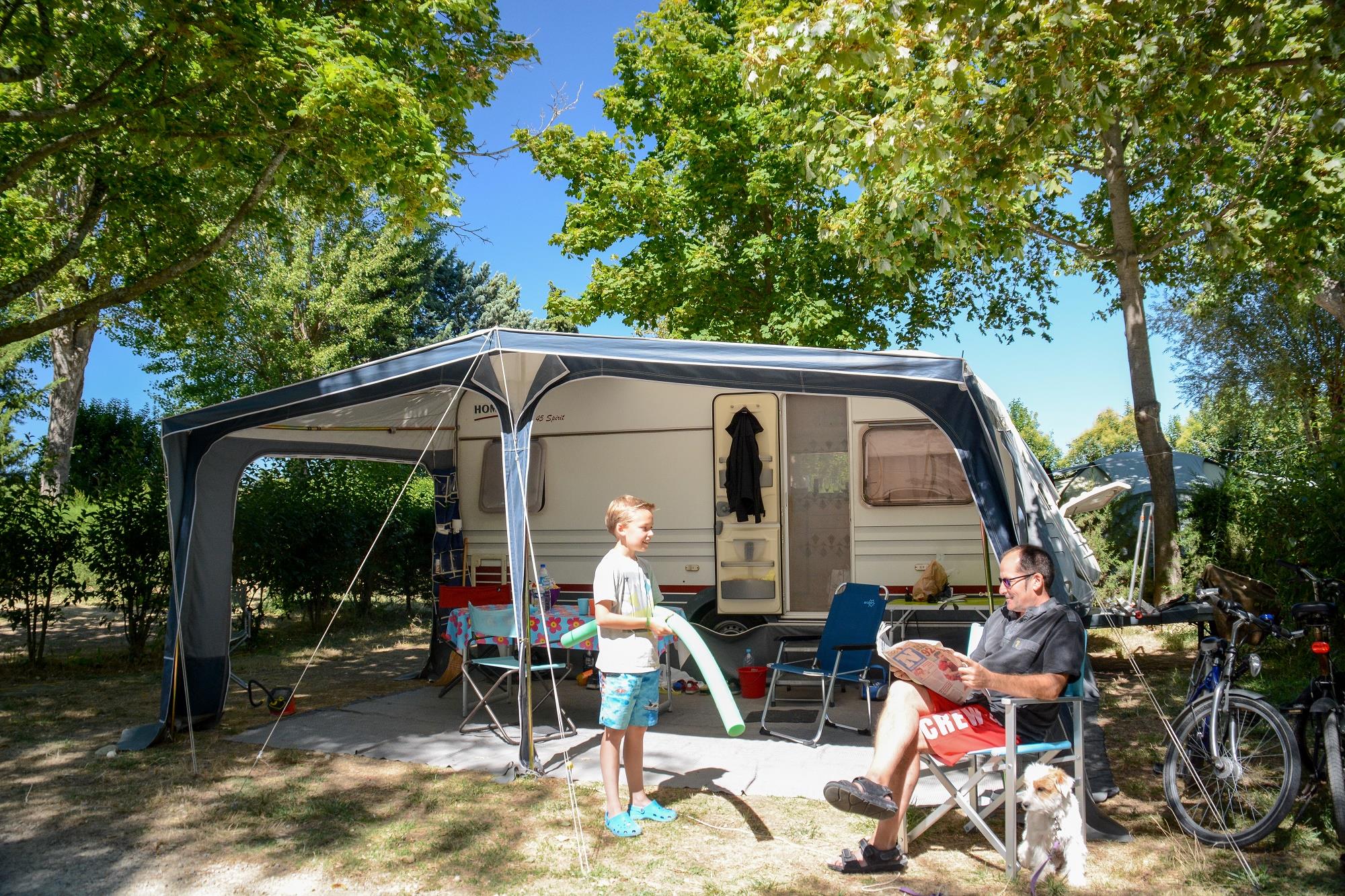 Emplacement - Forfait Emplacement + Véhicule + Caravane - Camping L'Oasis du Verdon