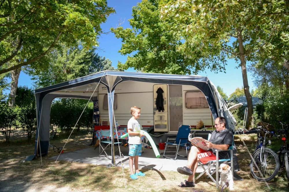 Pitch - Forfait Standard Emplacement + Électricité 10A, Caravane - Camping L'Oasis du Verdon