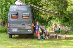 Emplacement - Forfait Famille (2 Adultes + 2 Enfants (-12 Ans) + Caravane/Tente/Camping-Car + Voiture) - Camping de la Forêt