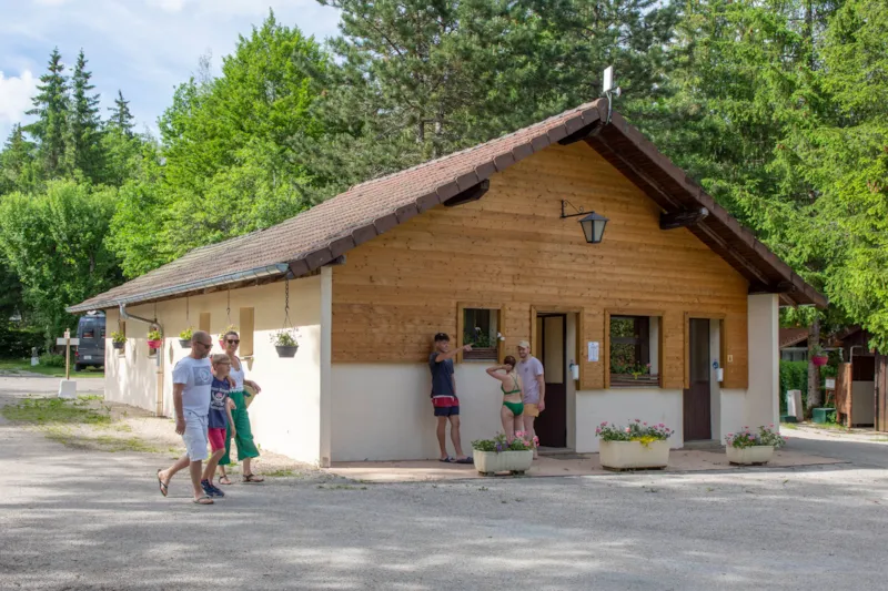 Forfait Famille (2 Adultes + 2 Enfants (-12 Ans) Sans Elec + Caravane/Tente/Camping-Car + Voiture)