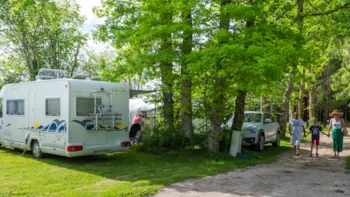 Stellplatz - Stellplatz Komfort(1 Wohnwagen, Wohnmobil / 1 Auto) - Camping de la Forêt