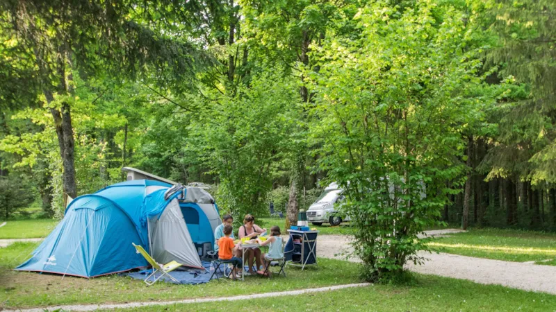 Forfait Famille (2 Adultes + 2 Enfants (-12 Ans) Sans Elec + Caravane/Tente/Camping-Car + Voiture)