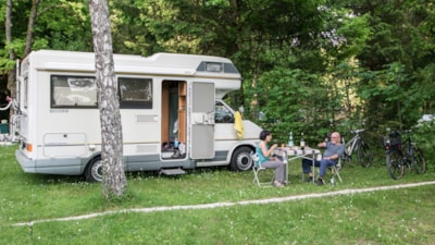 Pitch Nature SAISON (caravan or motorhome / 1 car)