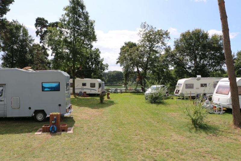 Pitch with lake view (caravan or motorhome / 1 car) 120 m²