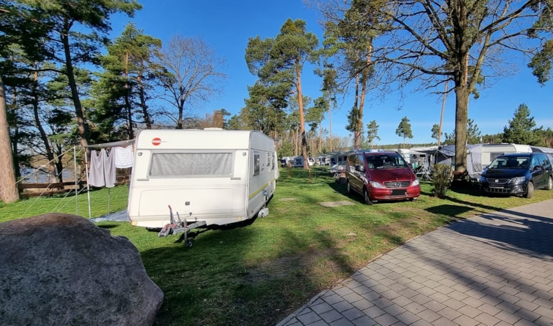 XL-Pitch with lake view (caravan or motorhome / 1 car) 150 m²