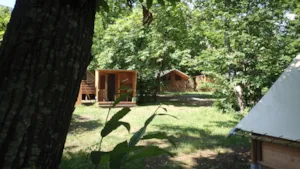 Emplacement - Comfort standplaats met individueel sanitair + elektriciteit - Camping La Châtaigneraie