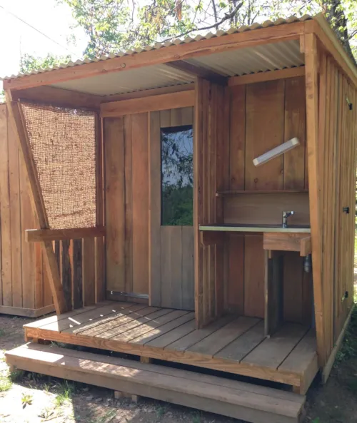 Pitch - Comfort Pitch With Individual Sanitary Facilities + Electricity - image n°7 - Camping La Châtaigneraie