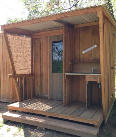 Comfort pitch with individual sanitary facilities + electricity
