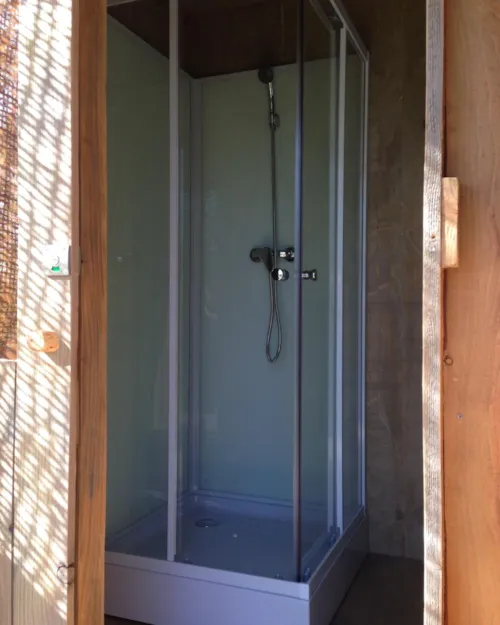 Pitch - Comfort Pitch With Individual Sanitary Facilities + Electricity - image n°8 - Camping La Châtaigneraie