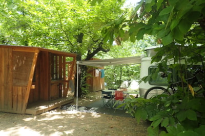 Comfort pitch with individual sanitary facilities + electricity